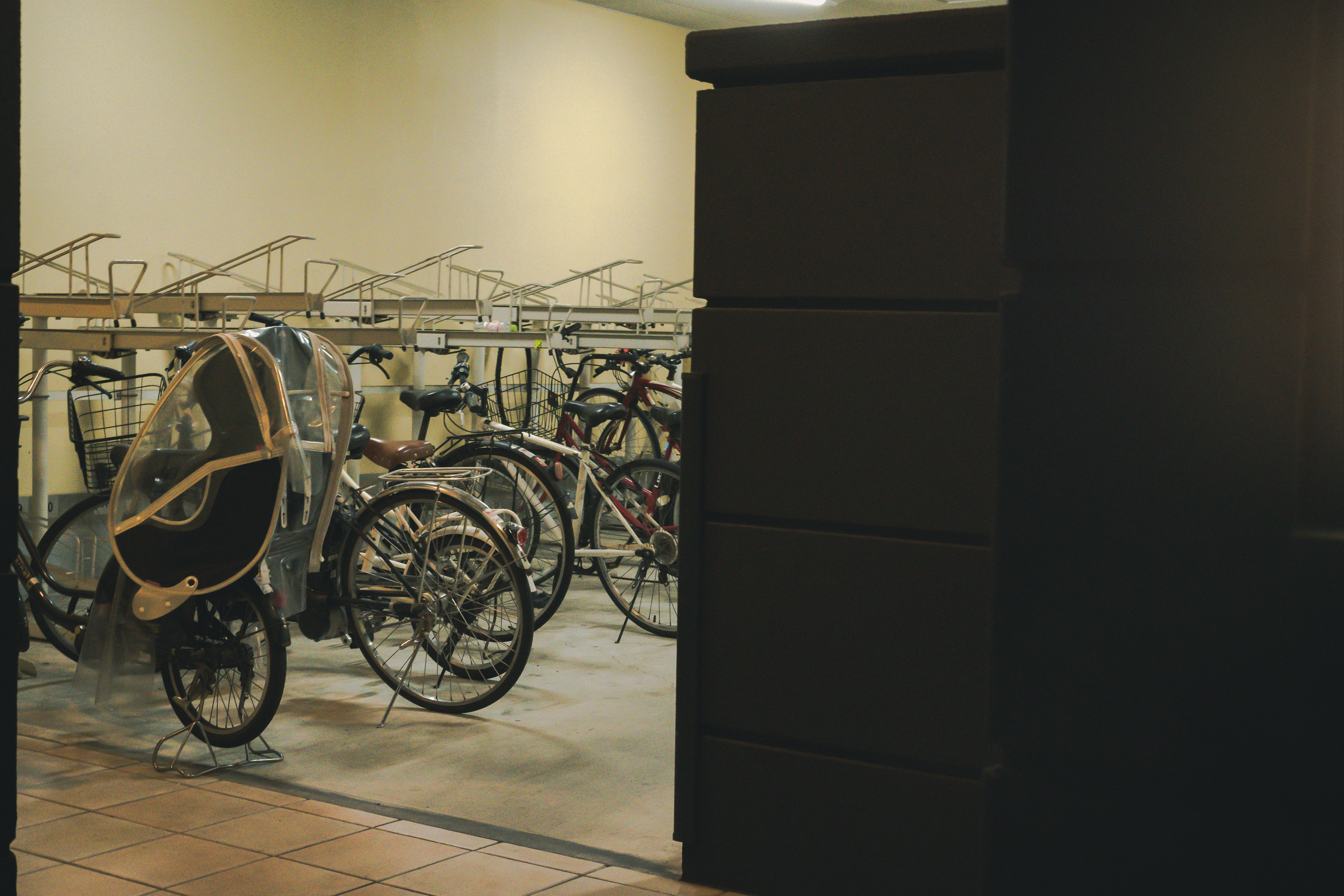二段式の自転車ラック。置くだけとアンカーじゃ手間が違う