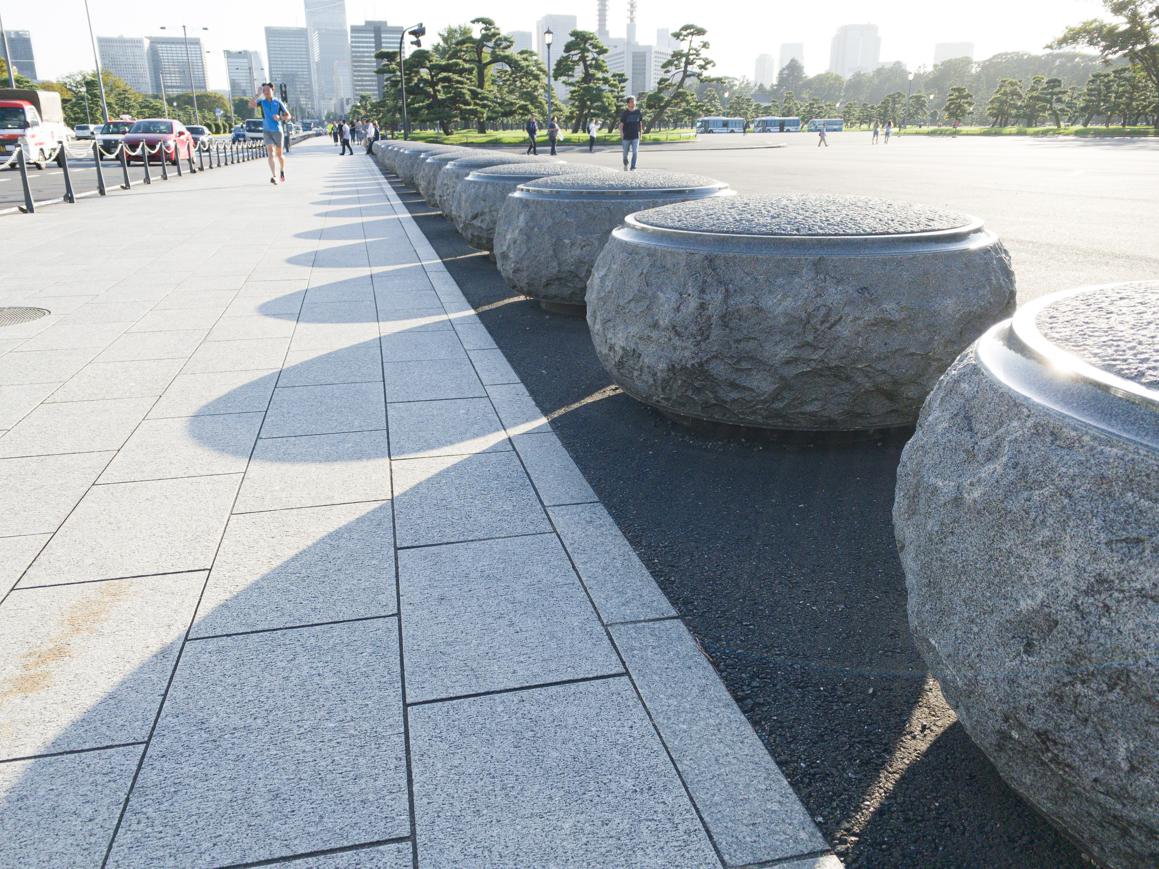 円形の車止め。基礎があると本数より高くつく