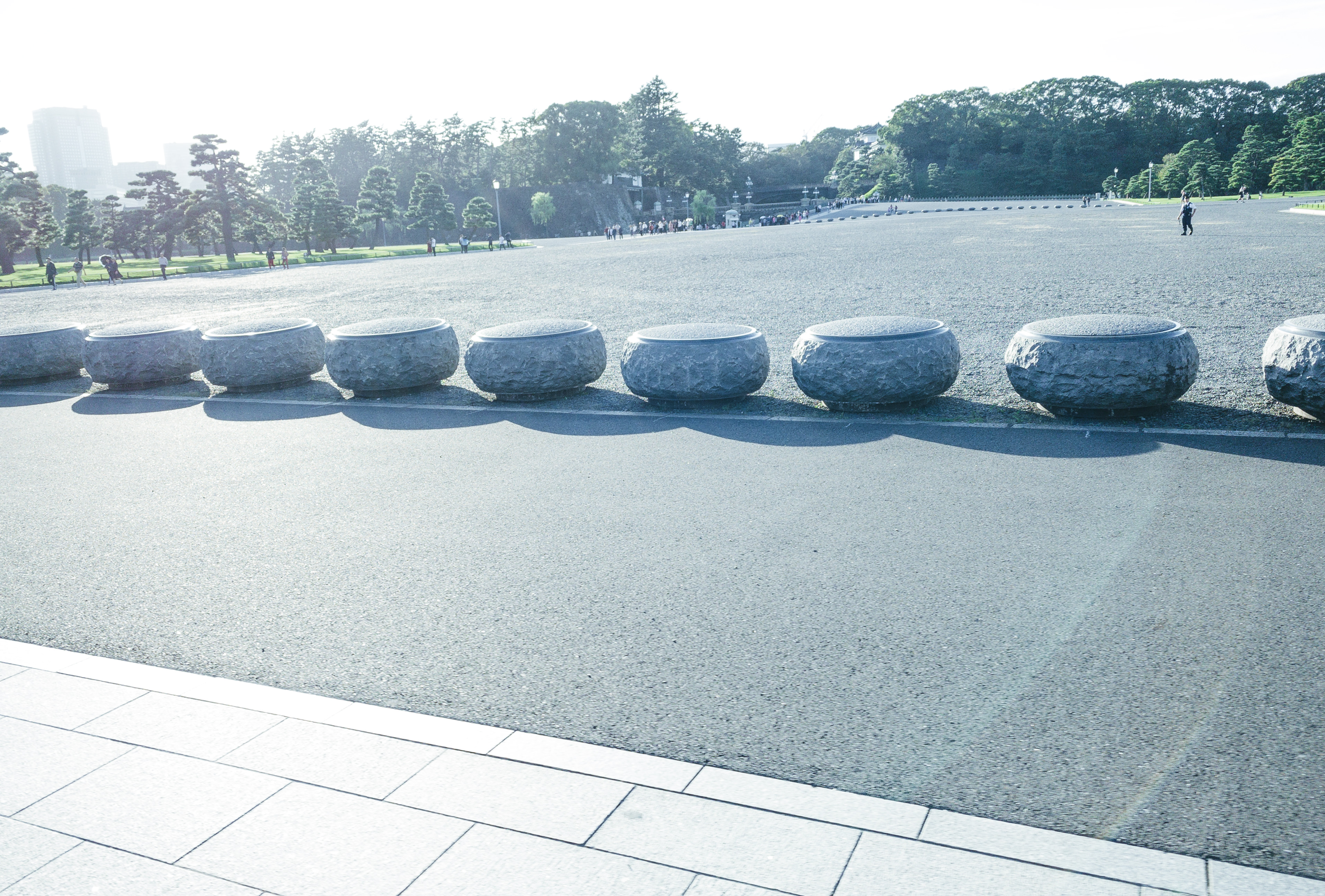 並んだ石の車止め。本数だけでは済まない